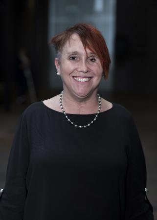 Maria Thorstensson har kort rödbrunt hår och hon tittar rakt in i kameran och ler. Hon har en svart tröja och ett halsband av både mörka och ljusa pärlor.