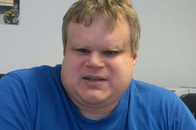 David Renström har kortklippt, lockigt, ljust hår. Han har en mellanblå tröja på sig.