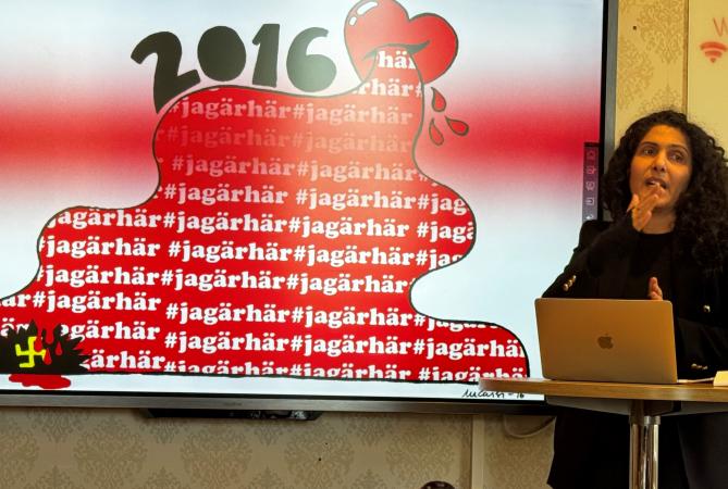 Mina står framför en bild med texten 2016 jag är här