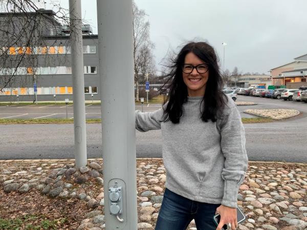 Ulrika har långt svart hår och bär kattögonformade glasögon. 