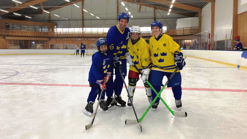 Tre synskadade hockeyspelare och en reporter i full mundering på isen