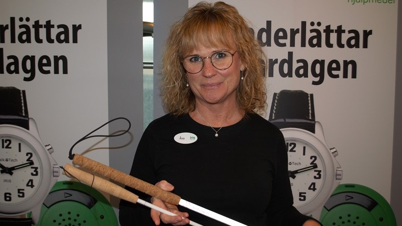 Åsa håller i vita käppar. Hon har axellångt, ljust hår och glasögon