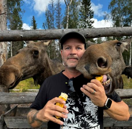 På bilden syns Thomas med två älgar som äter banan!