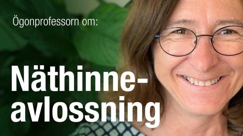 Fatima har brunt hår och bär glasögon. Hon ser glad ut och står framför gröna växter.