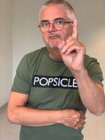 Anders håller upp ett varnandes finger för att inte ta vaccinet!