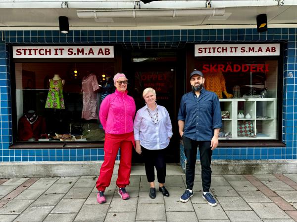 Åsa, Julia och ägaren Sharifulla står framför skrädderiet på Örnäset i Luleå