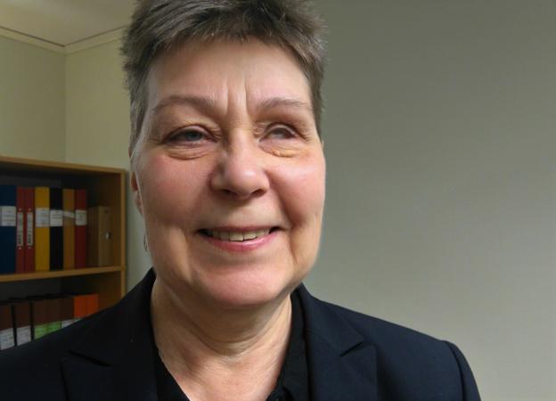 Karin Sundbaum har kortklippt hår. Hon har en mörk tröja och en mörk kavaj på sig