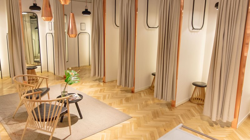 Provrum i butik med draperier i puderrosa