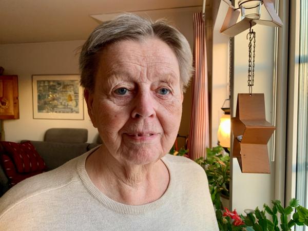 Solveig har kort grått hår och bär en beige tröja.