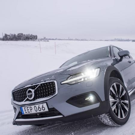 Volvo V60 Cross Country har bytt utseende och blivit kantigare. Ändå är det viktigt att den snabbt identifieras som just en volvo. Bilen står snett nedsjunken med vänstra däcken på isen utanför Luleå. Den är silverfärgad och har stora hjul. 